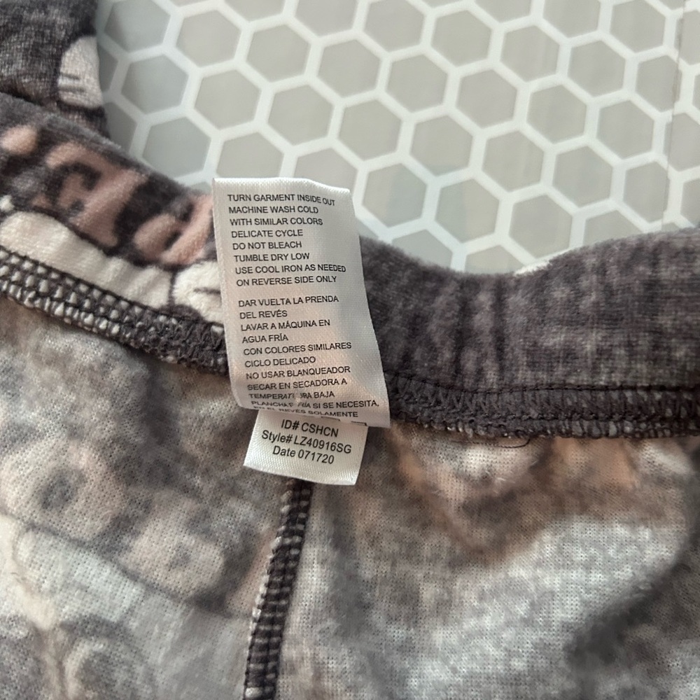 Snoopy Gray & Pink Plush PJ Bottoms

Size XXL - Picture 4 of 4